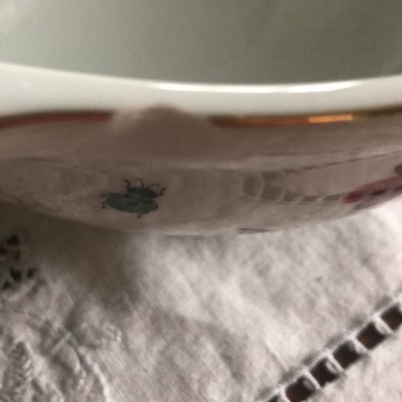 Vintage covered casserole dish with strawberry vine, butterfly and ladybugs. - Picture 8 of 8